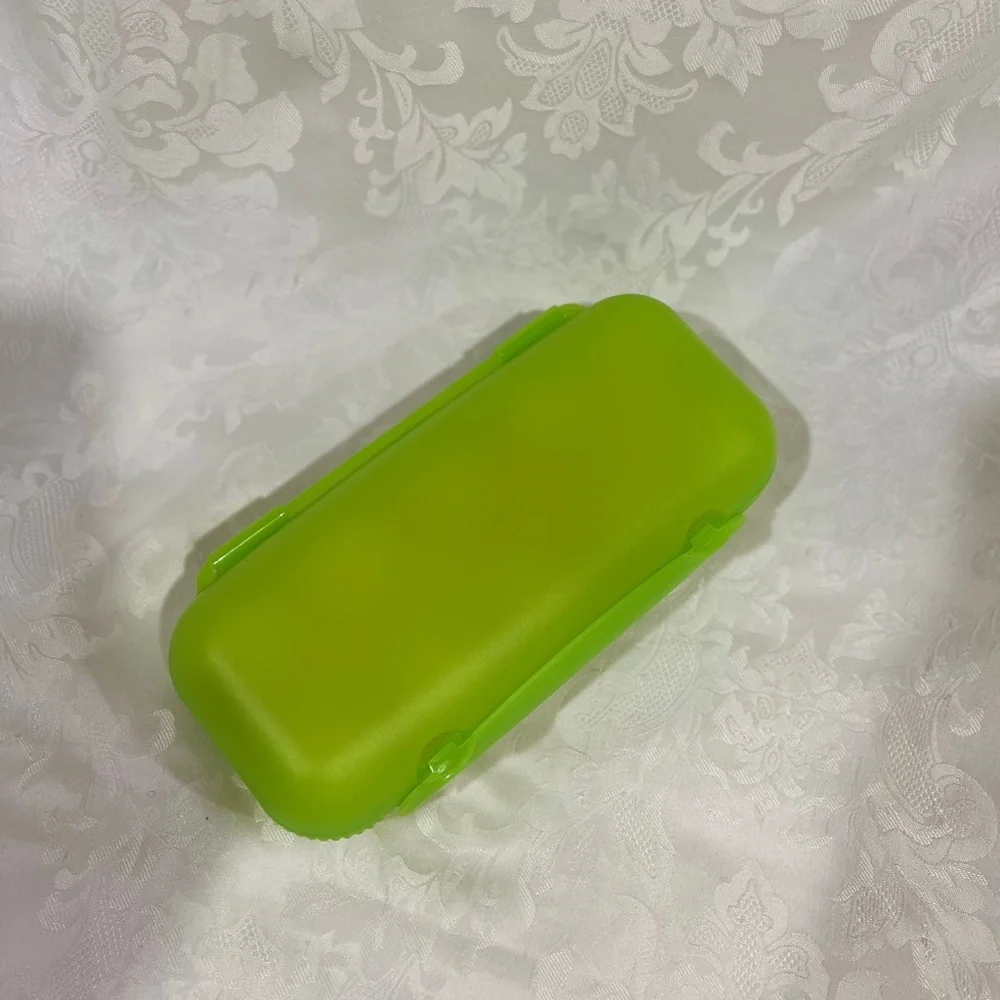 NEW (NIP) Tupperware Egg Storer Portable Case Hard-Shell Storage - Picture 4 of 10